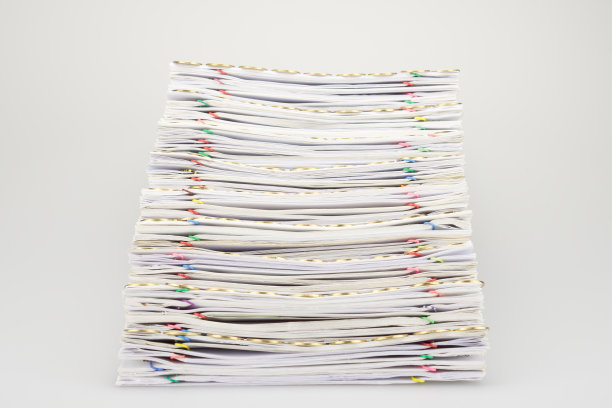 金币在阶梯成堆的报告纸上图片下载