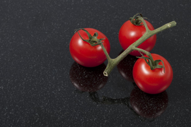 藤蔓上有三个西红柿图片下载