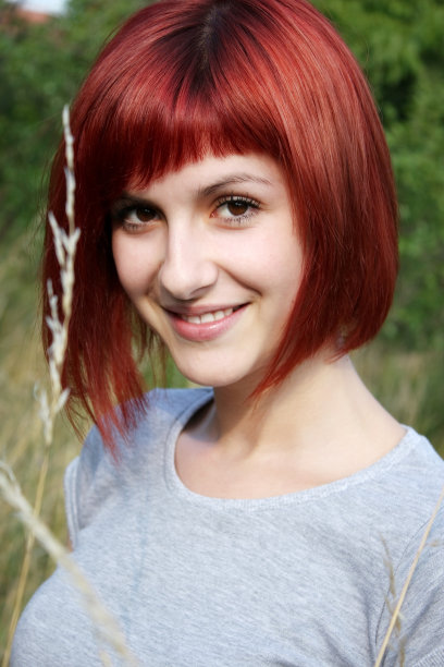 与镜头诱惑的美丽的白人女孩的外表调情图片下载