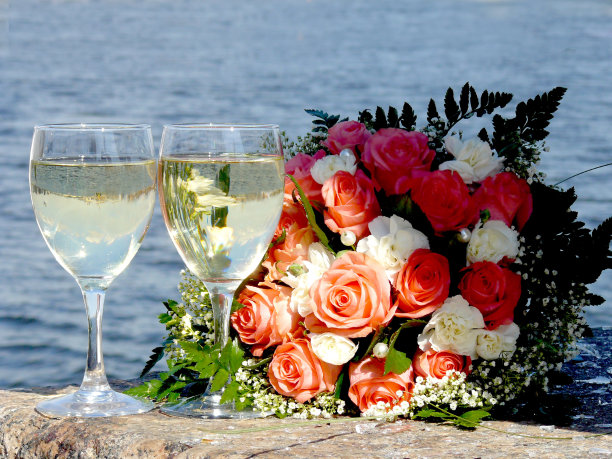 婚礼花束和两杯香槟图片下载
