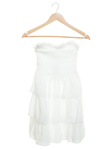 白衣服挂在衣架上孤立图片下载