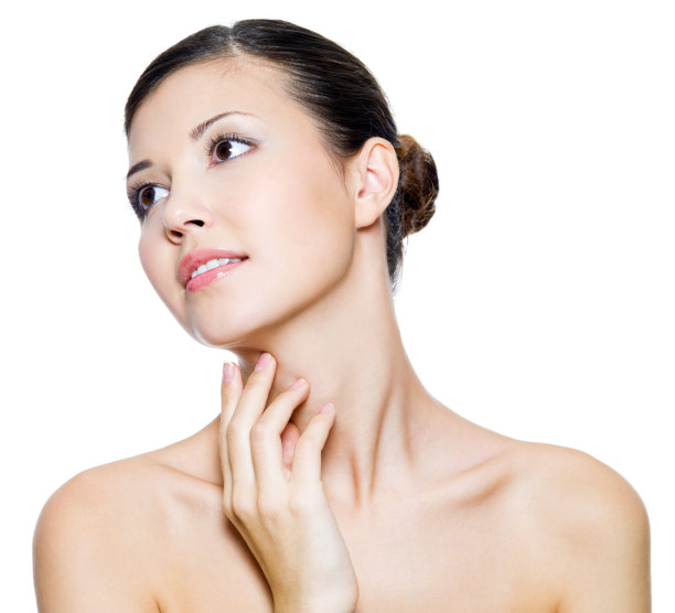 一个漂亮的黑发女人在摸自己的脖子图片下载