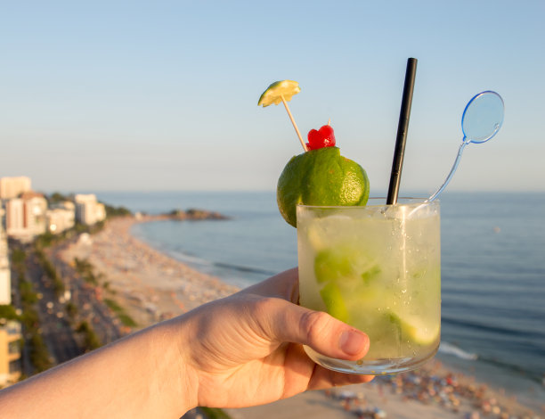 以巴西里约热内卢海滩为背景的鸡尾酒图片下载