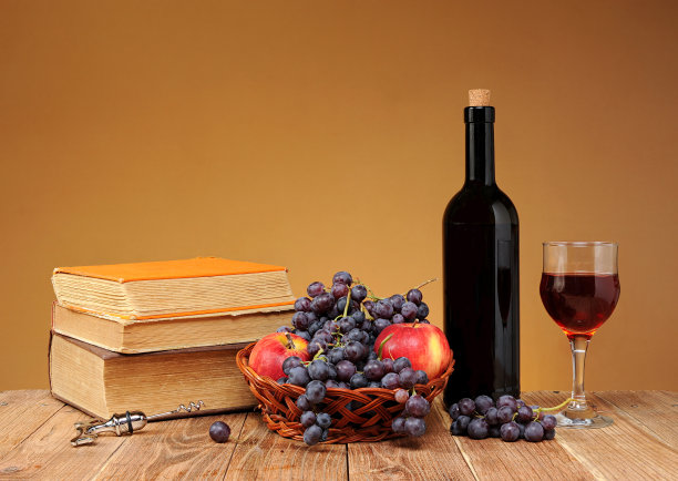 一瓶葡萄酒，水果和书图片下载