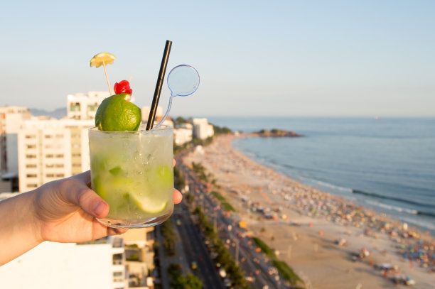 以巴西里约热内卢海滩为背景的鸡尾酒图片下载
