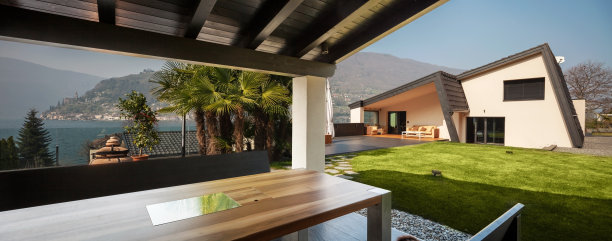 现代别墅阳台俯瞰花园图片下载