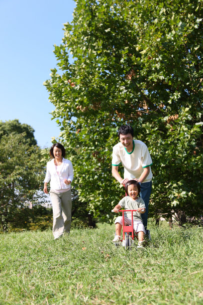 一个日本家庭在公园里玩耍图片下载