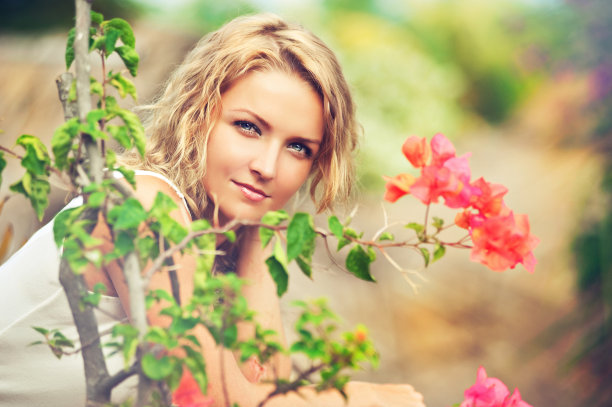 自然上美丽年轻女子的肖像。图片下载