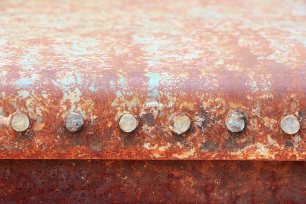 生锈的金属板纹理与螺栓。图片下载