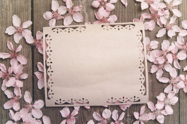 明信片，复古的桃树花放在一个木制的古董桌上图片下载