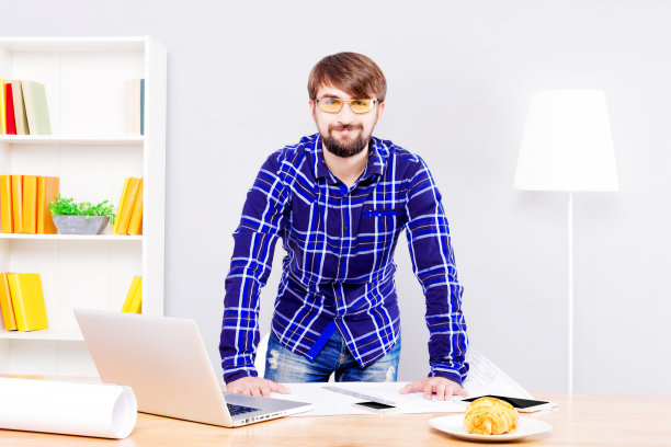 工程师在工作中图片下载