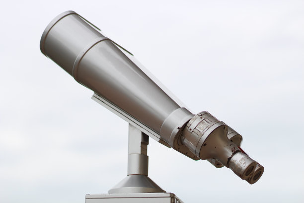 用双筒望远镜从城市的最高点观光图片下载