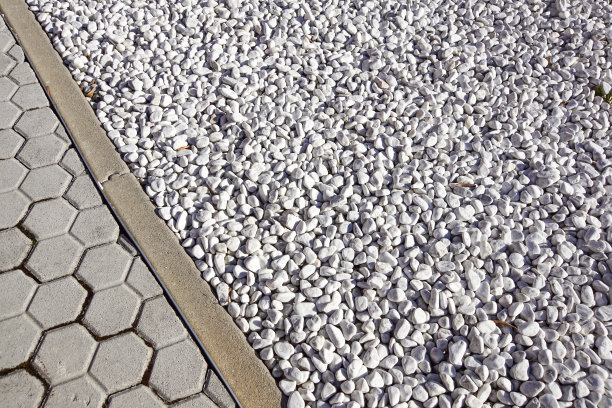 地面设计采用梯田砖和装饰砾石各种材料的地板在园林建筑材料的园艺专业图片下载