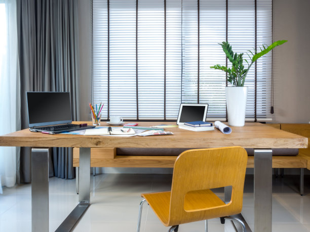 现代创意工作场所的笔记本电脑，平板电脑，设备在建筑师的办公室图片下载