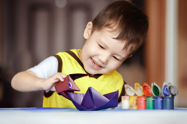 孩子玩海战，一个折纸人物哥斯拉攻击图片下载