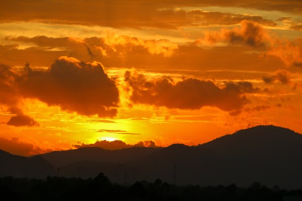 日落在天空和云，美丽多彩的黄昏时间与山剪影图片下载