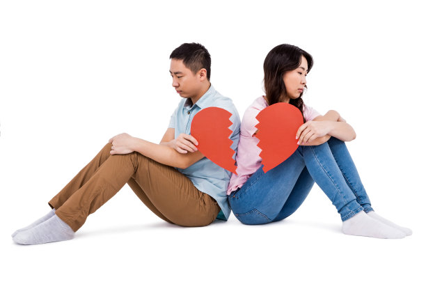 一对悲伤的夫妇，抱着破碎的心图片下载