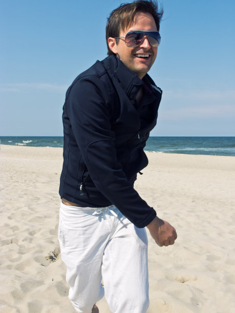 在海滩上跑步的快乐生活型男图片下载