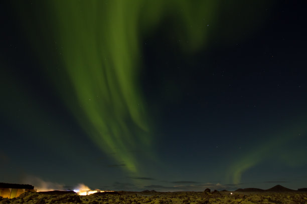 冰岛火山景观上的北极光图片下载