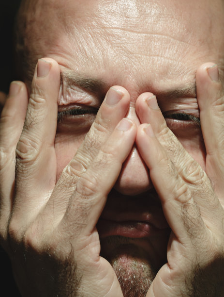 一个男人的肖像，双手放在脸上图片下载