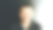 在黑色背景的黑色风格上，40岁的亚洲男士穿着黑色polo衫，带着快乐和快乐的概念笑着图片下载