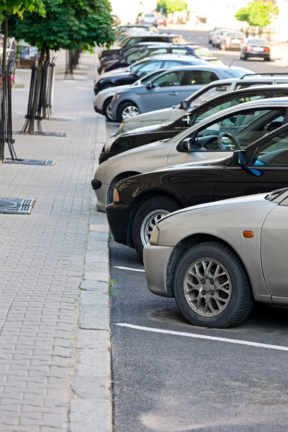 沿人行道斜停在停车场的汽车图片下载