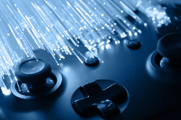 黑色的游戏手柄和旁边的光缆-工作室拍摄图片下载