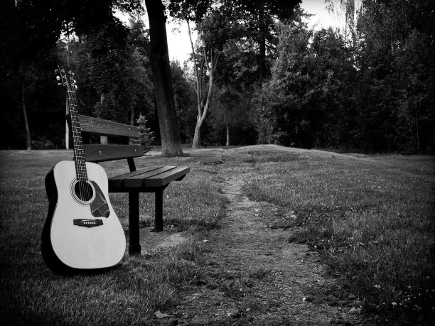 靠在公园长椅上的吉他图片下载