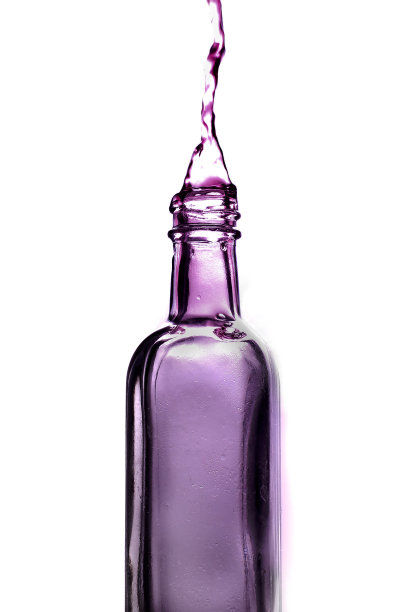 从瓶中溅出紫色水花图片下载