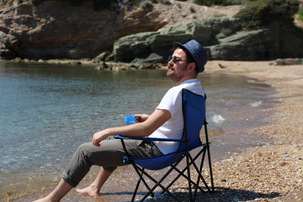 海滩上的一个男人图片下载