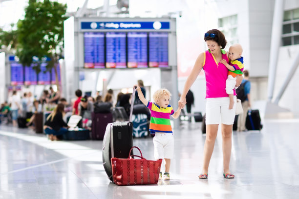 家人在机场登机图片下载
