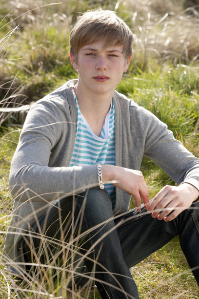 忧郁少年的肖像图片下载