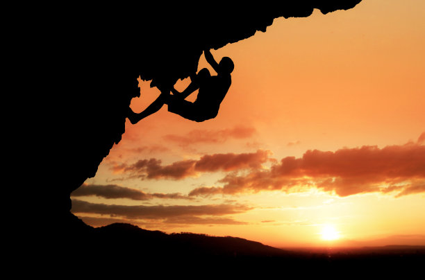 日落的登山者图片下载
