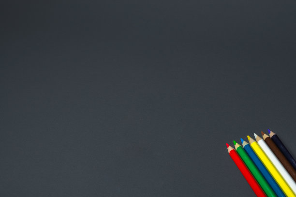 黑色背景上的彩色铅笔图片下载