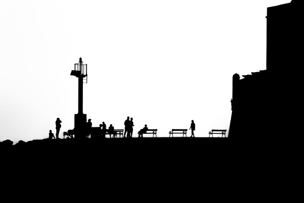 杜布罗夫尼克港人们的剪影，黑白相间。图片下载