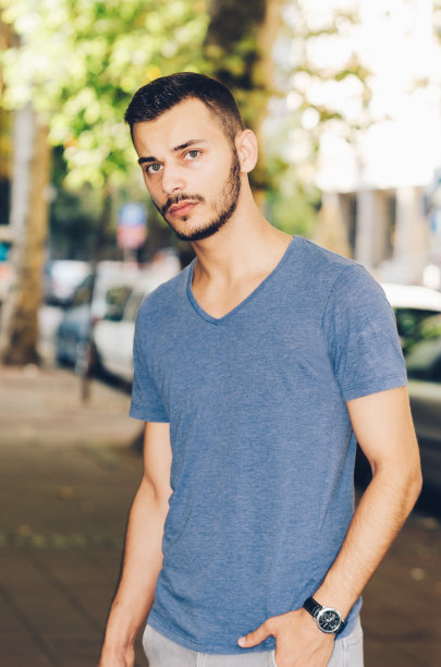 时尚男子在贝尔格莱德市工作后肖像图片下载