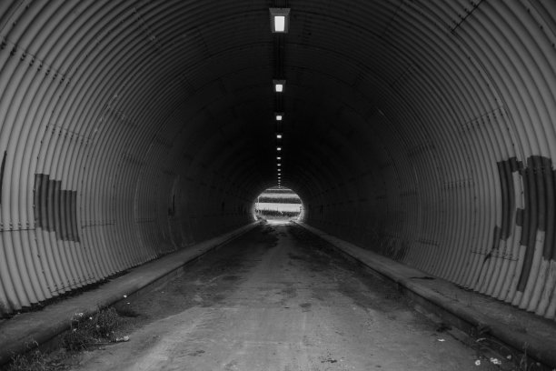 隧道尽头的光图片下载