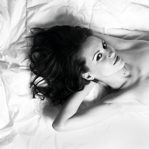 年轻的女人，一头华丽的散发图片下载