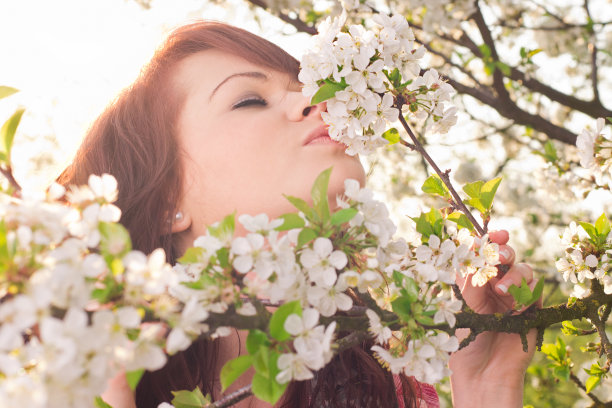 美丽的年轻女子，满头春日的阳光图片下载