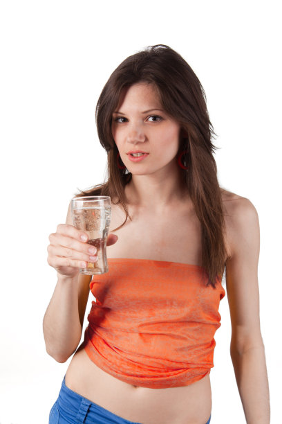 穿红衣服，浇冷水的女人图片下载