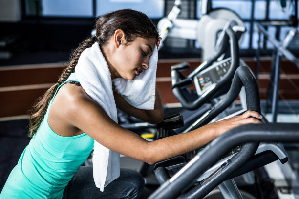 疲惫健康的女人在擦拭自己图片下载