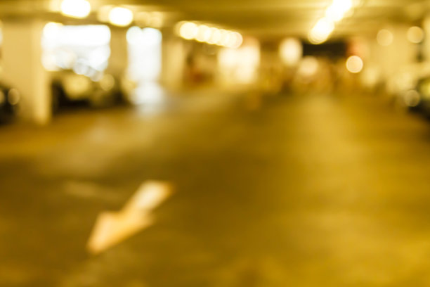 地下停车场-模糊照片散焦。图片下载