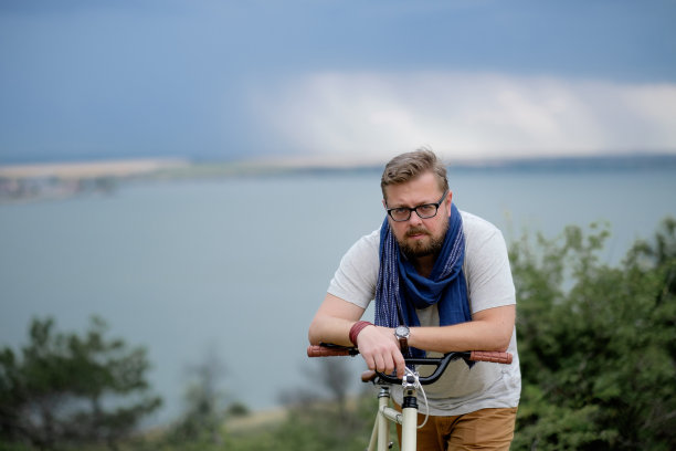 骑自行车的年轻人图片下载