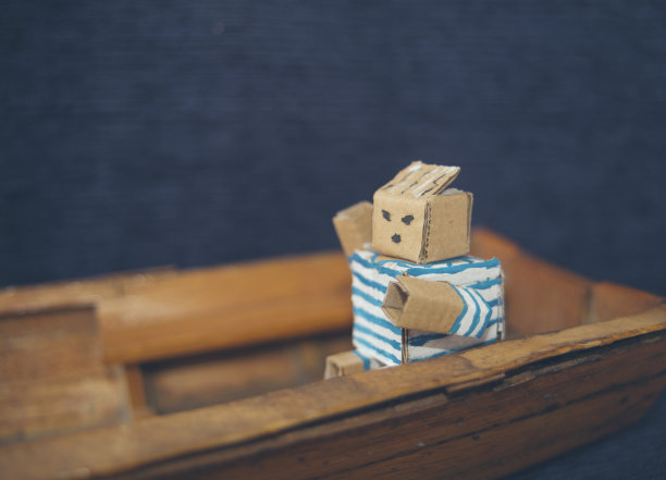 用纸板做的水手在船上图片下载