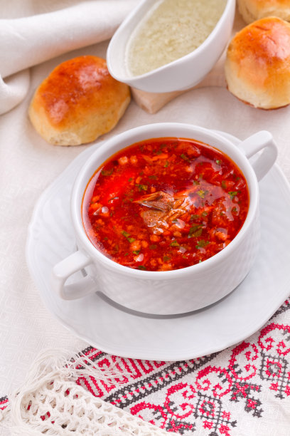 甜菜汤配面包和蒜蓉酱图片下载
