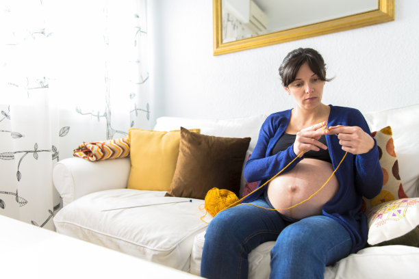 孕妇在家编织图片下载