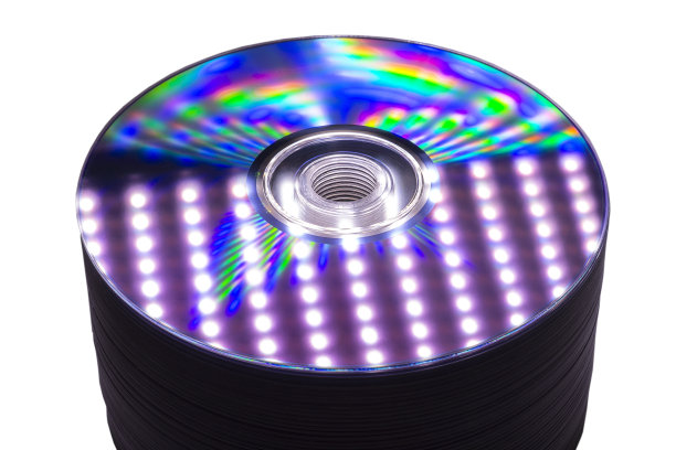 一堆dvd上的彩虹色反光图片下载