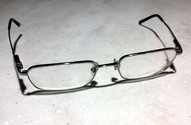 桌子上的眼镜图片下载