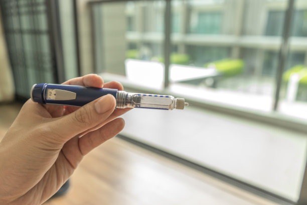男人糖尿病患者注射胰岛素素材图片