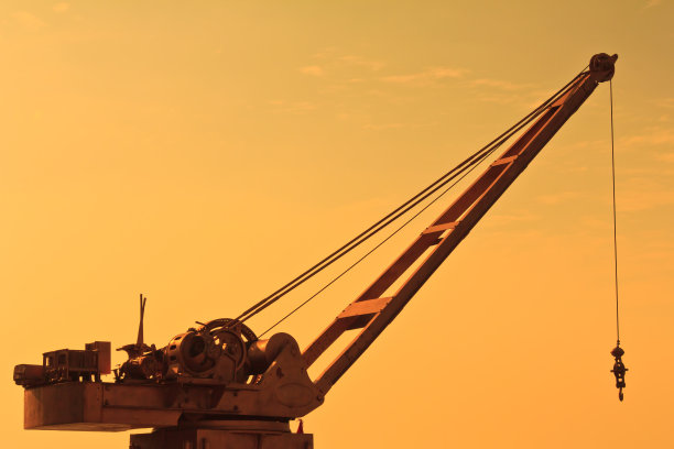 起重机在日落时分图片下载
